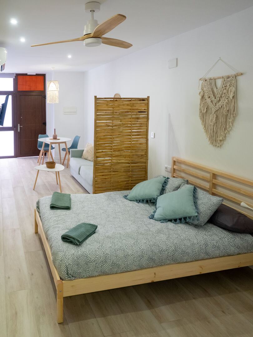 Dormitorio con cama doble
