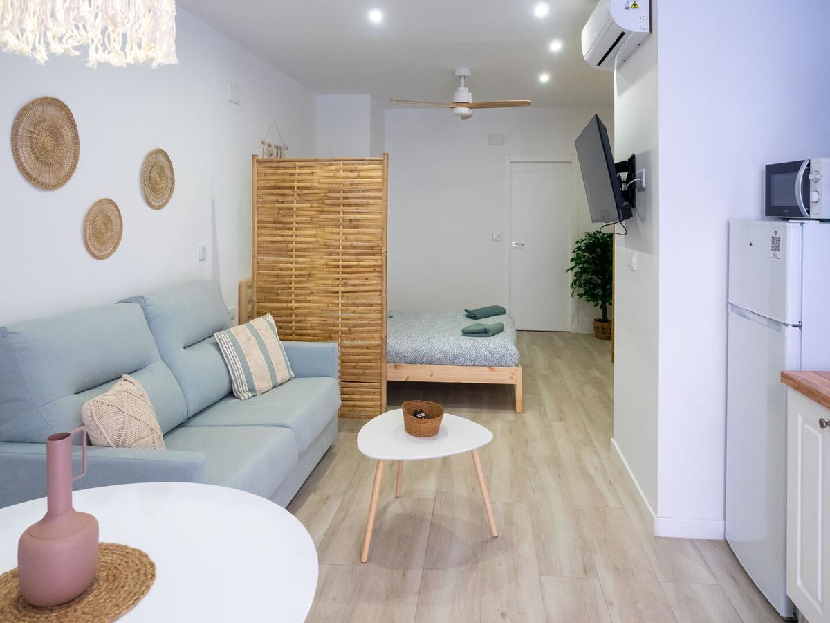 Salón con sofá cama y mesa