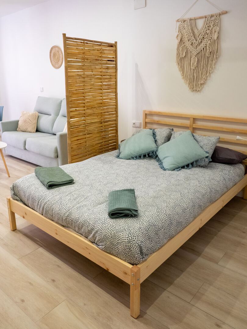 Cama doble con biombo de bambú