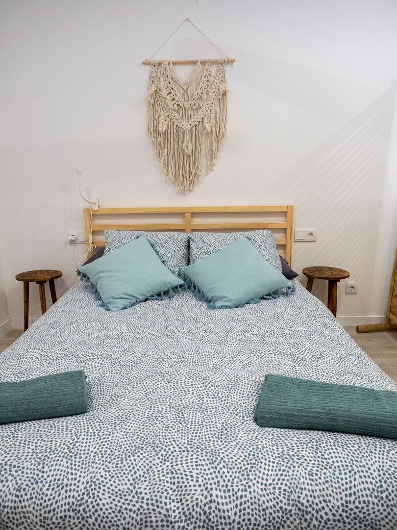 Dormitorio con cama doble