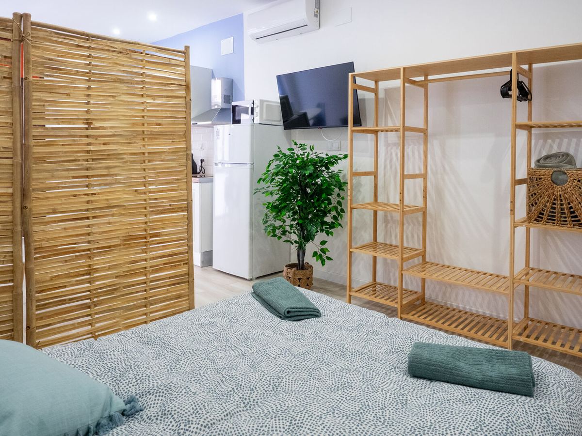 Cama doble con biombo de bambú