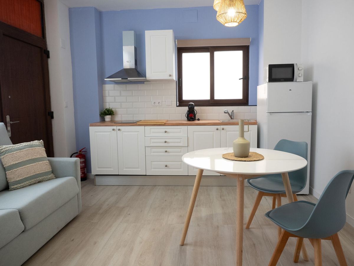 Salón con sofá cama y mesa