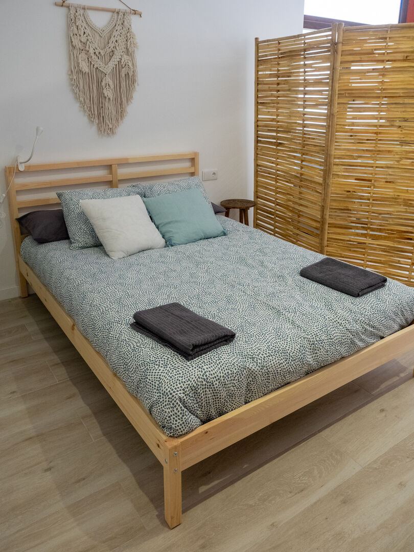 Dormitorio con cama doble