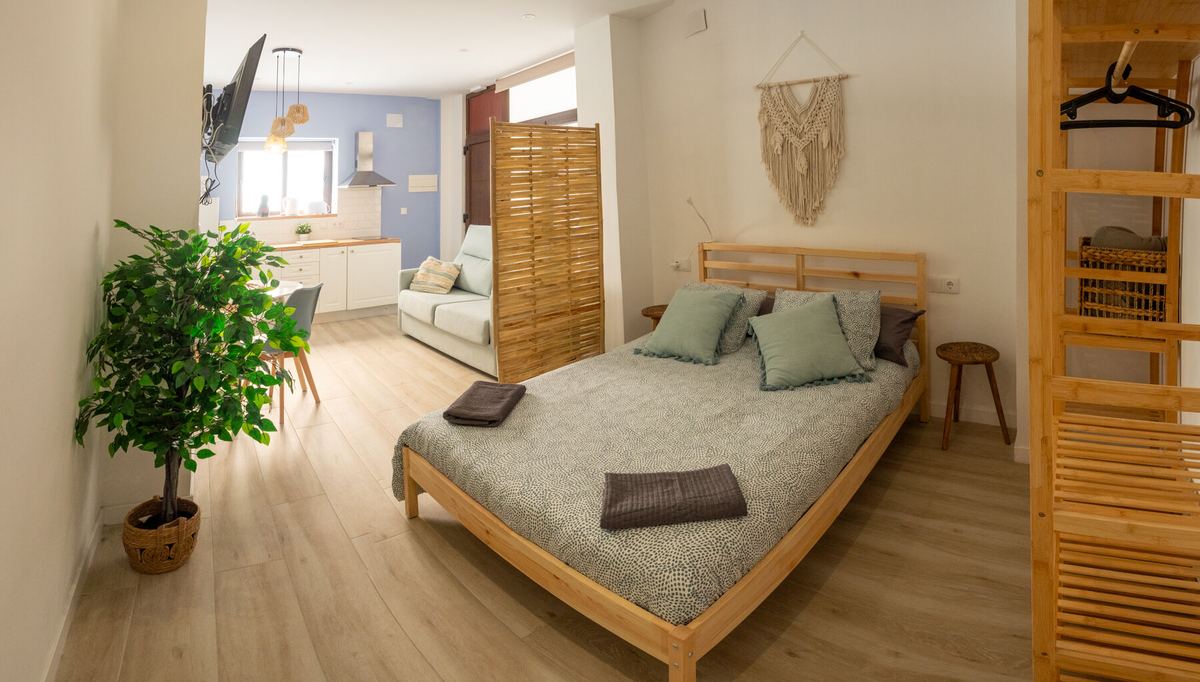 Dormitorio con cama doble