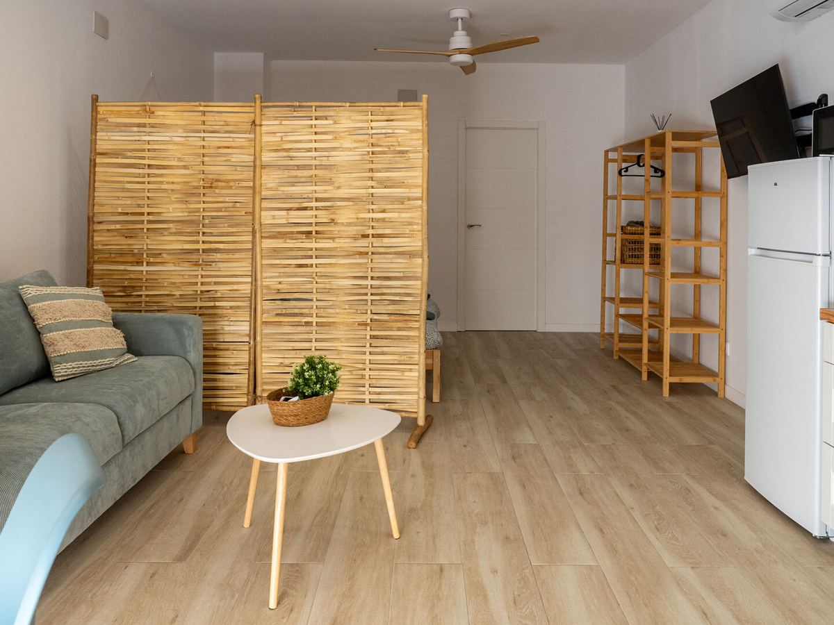 Salón con sofá cama y mesa