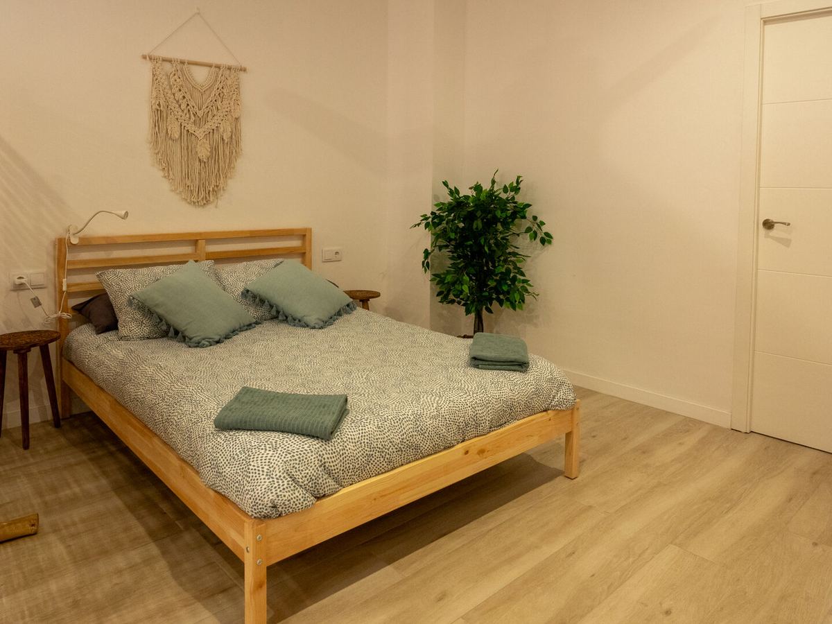 Dormitorio con cama doble