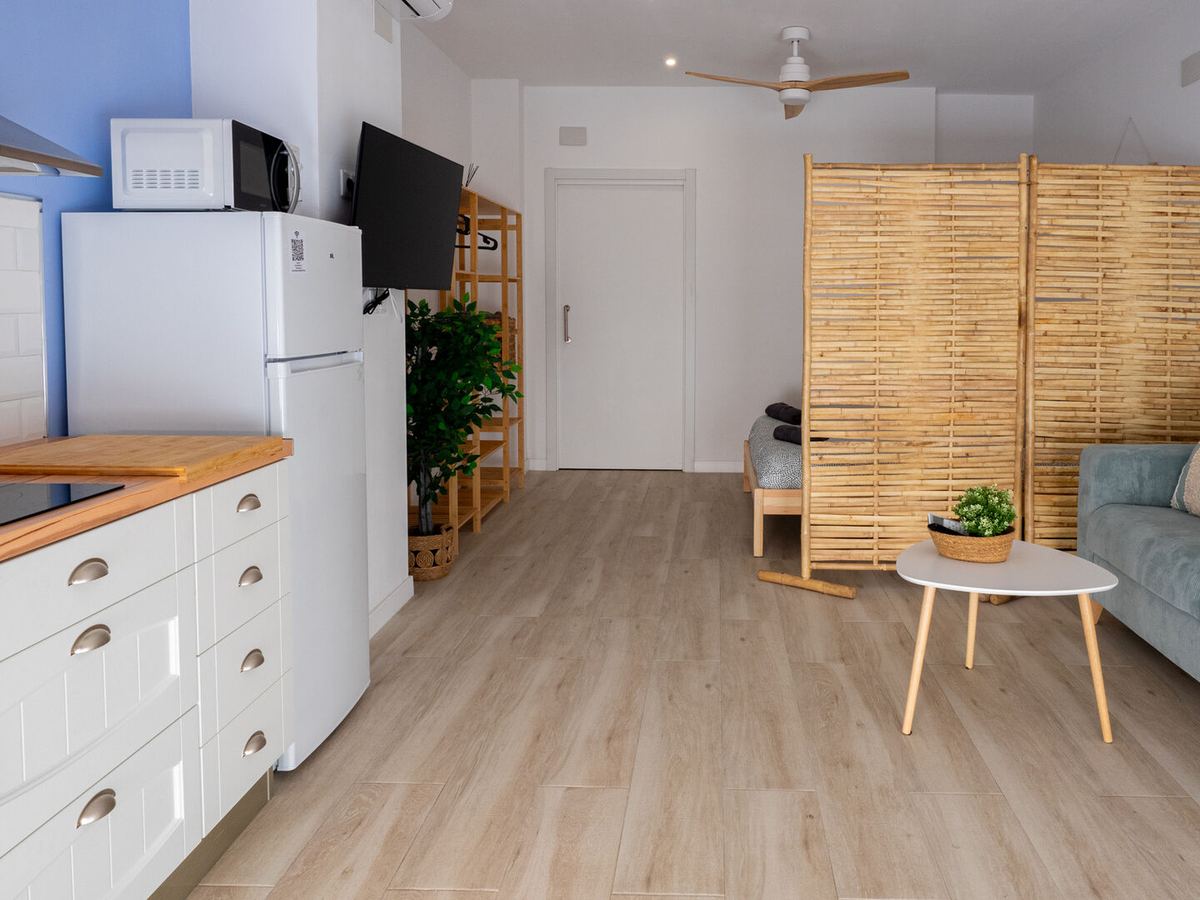 Salón con sofá cama y mesa
