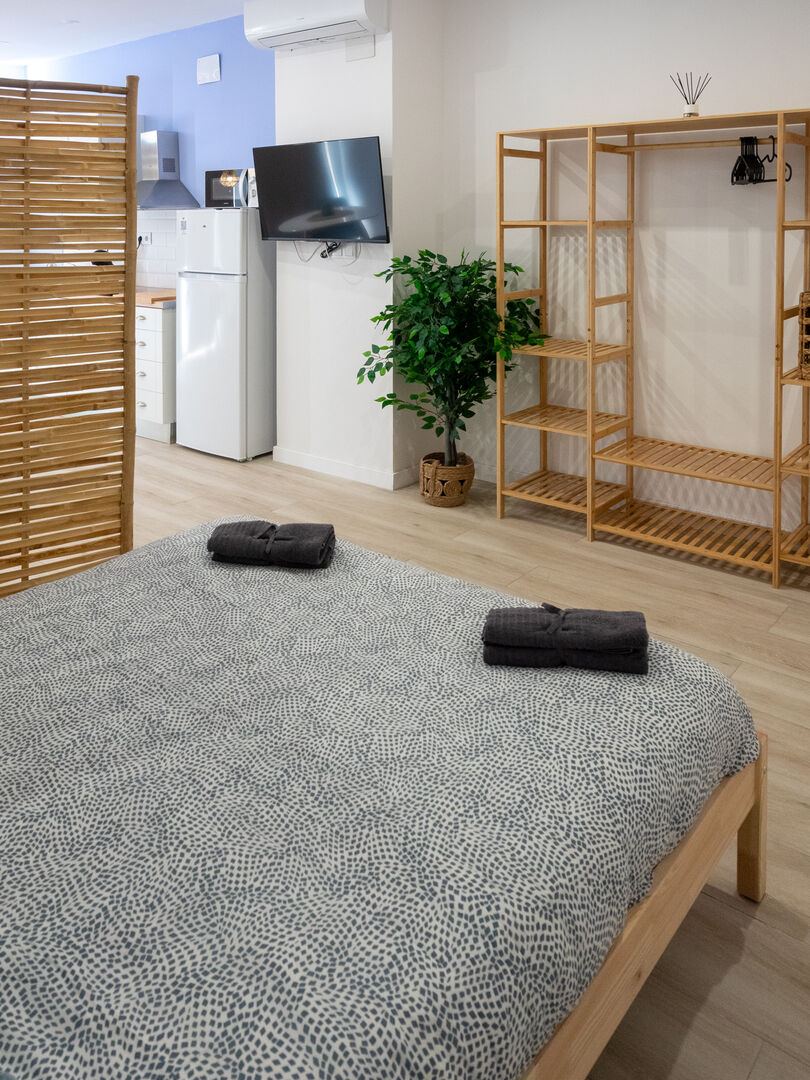 Dormitorio con cama doble