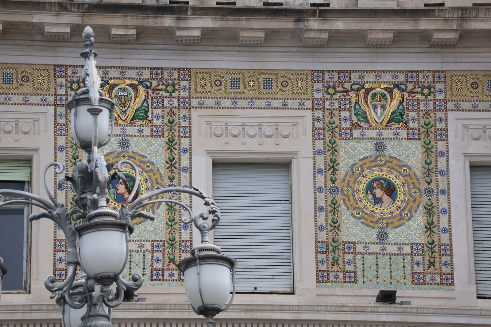 Fachada con azulejos de cerámica y farola antigua