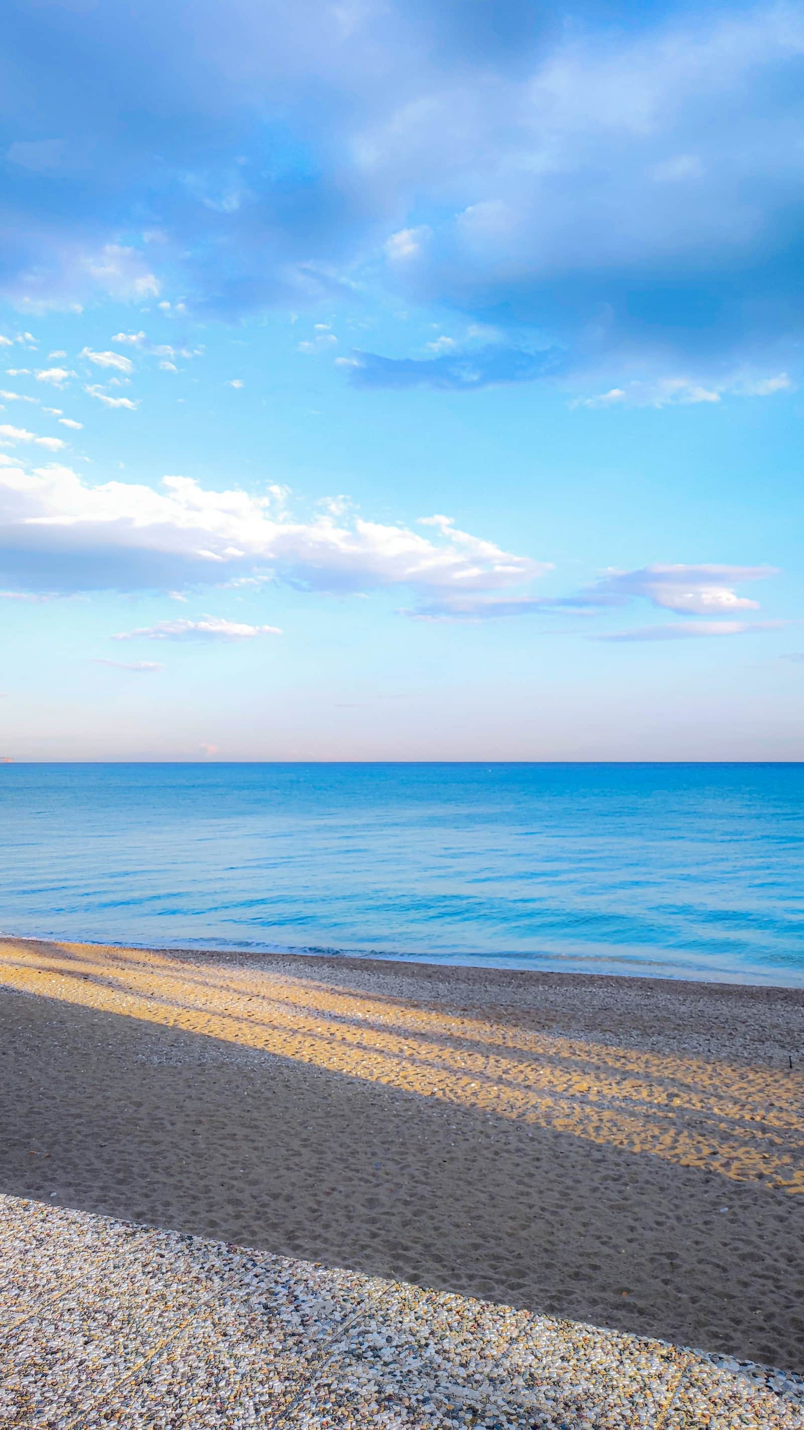 Playa mediterránea en calma por la mañana